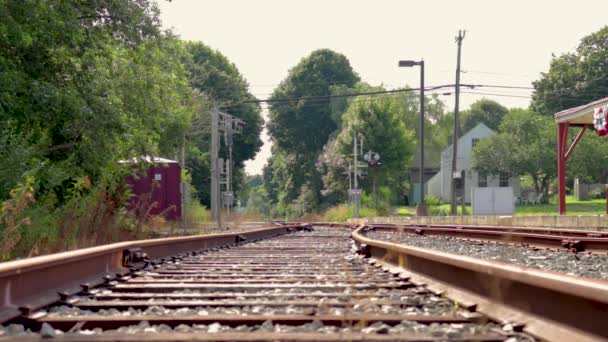 Κοιτάζοντας Κάτω Από Ένα Σύνολο Σιδηροδρομικών Γραμμών Μια Πινακίδα Διάβαση — Αρχείο Βίντεο