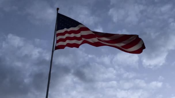 Bandera Estados Unidos Viento Ligero Con Nubes Dispersas — Vídeo de stock