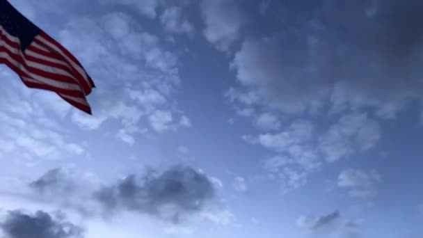 Pan Estados Unidos Bandera Viento Ligero Con Nubes Dispersas — Vídeo de stock