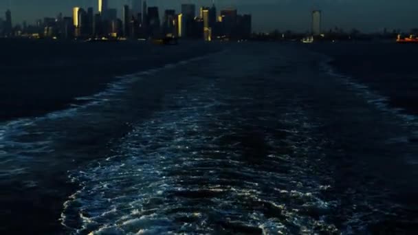 Golven Het Water Een Ritje Maken Staten Island Ferry — Stockvideo