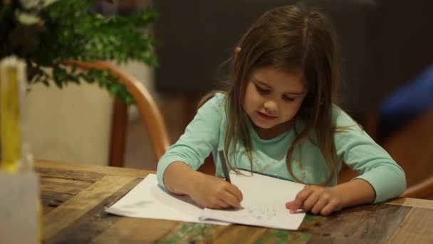 Una Joven Para Colorear Dibujar Mesa Cocina Momento Detiene Pensar — Vídeo de stock