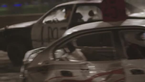 Автомобіль Демо Дербі Розбиває Один Одного Швидко Повільно Рухається Ніч — стокове відео