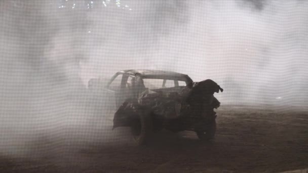 Demolição Derby Car Smoking Com Chamas Sob Arena Noite — Vídeo de Stock