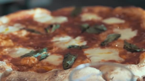 Pizza Pan Clip Close Een Heerlijke Stenen Oven Gebakken Margarita — Stockvideo