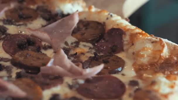 Pizza Pan Clip Close Een Heerlijke Stenen Oven Gebakken Vlees — Stockvideo