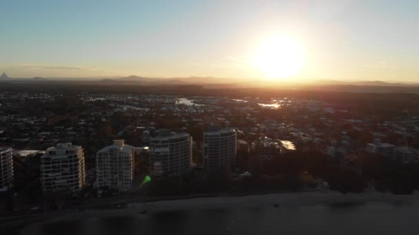 Stranda Landskapssolnedgang Golden Beach Queensland Australia – stockvideo