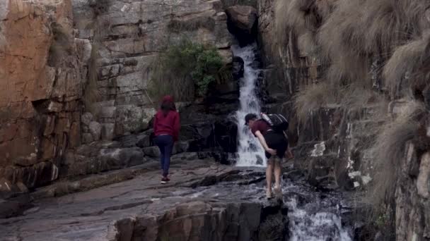 Homme Femme Explorant Près Une Cascade Dullstroom Afrique Sud — Video