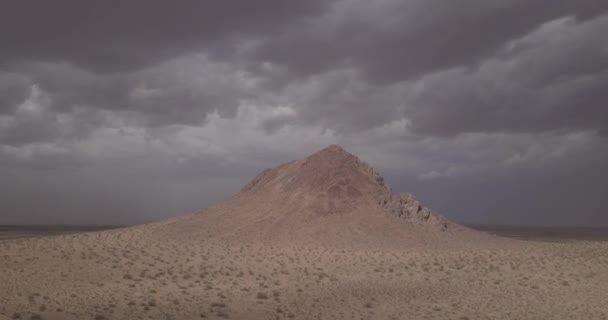 Aerial Kredsløb Omkring Mojave Desert Butte Før Sommer Storm – Stock-video