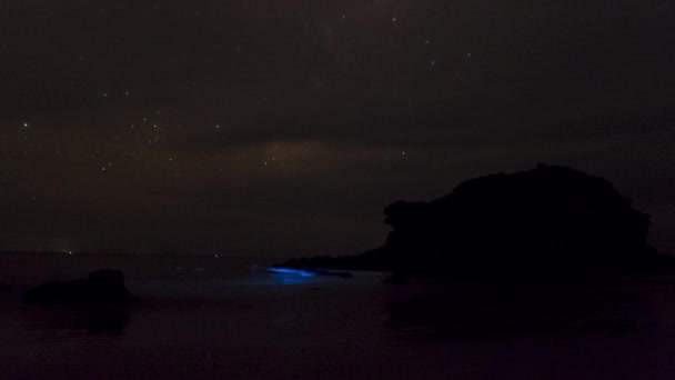 Upadek Światła Księżycowego Wznoszącego Się Nocą Nad Oceanem Galaktyką Drogi — Wideo stockowe