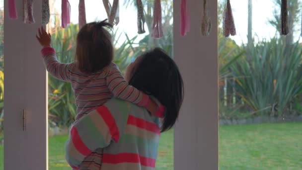 Madre Hija Bata Pijama Divirtiéndose Jugando Con Decoraciones Las Ventanas — Vídeos de Stock