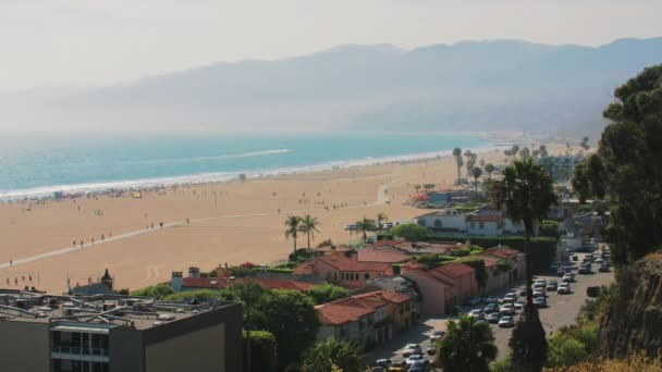 Utsikt Över Santa Monica Beach Med Bergen Bakgrunden — Stockvideo