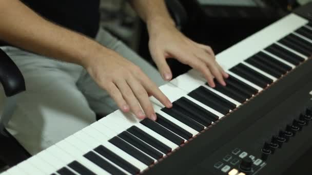 Man Composing Melody Chords Electric Piano — Αρχείο Βίντεο