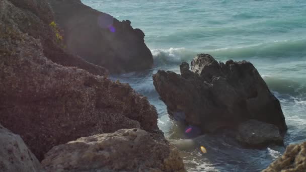 希腊罗得岛的大石头上被海浪压碎的镜头 我的传统镜头里有一些镜头闪光 我认为它给图像增添了一点怀旧色彩 — 图库视频影像