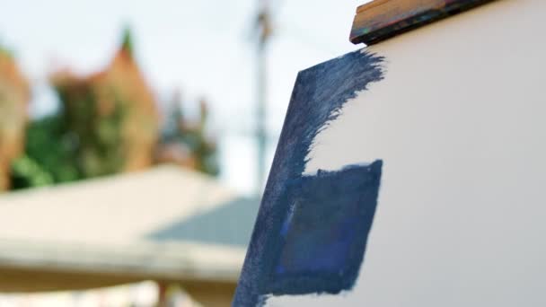 Cámara Lenta Vídeo Artista Femenina Aplicando Pintura Azul Lona — Vídeo de stock