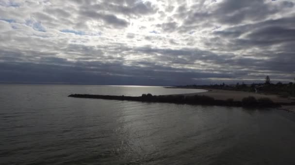 Drone Antenna Pan Sinistra Destra Della Spiaggia Nuvolosa Hampton Melbourne — Video Stock
