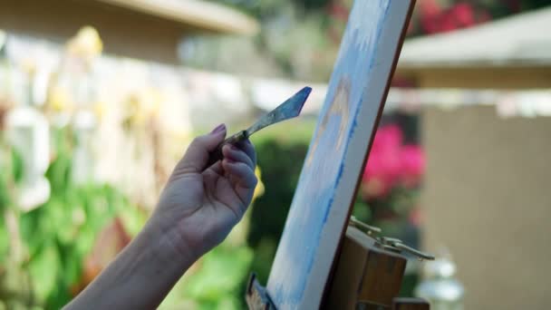 背景がぼやけたキャンバスに女性アーティストの手描きのスローモーションビデオ — ストック動画