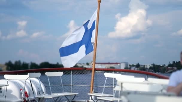 Φινλανδική Σημαία Πλοίο Που Κυματίζει Στον Άνεμο — Αρχείο Βίντεο