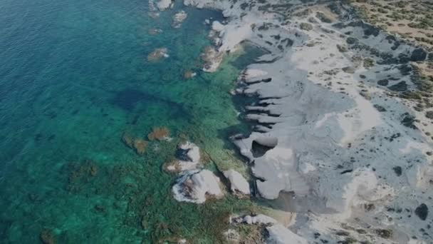 Drone Aéreo Disparó Mirando Hacia Abajo Las Cuevas Rocosas Del — Vídeos de Stock