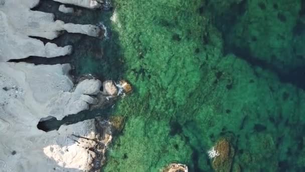 Drone Aérien Survolant Regardant Directement Vers Bas Sur Les Grottes — Video