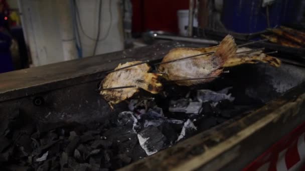 Tayland Chiang Mai Deki Gece Marketinin Sokak Yemeklerinde Izgara Balık — Stok video