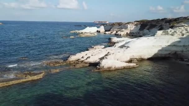 Drone Aéreo Disparado Desde Cerca Cuevas Marinas Costa Zoom Lento — Vídeos de Stock