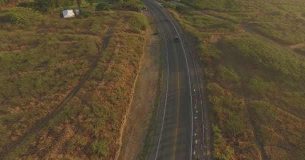 Groep Fietsers Rijdt Een Bergweg Hawaï — Stockvideo