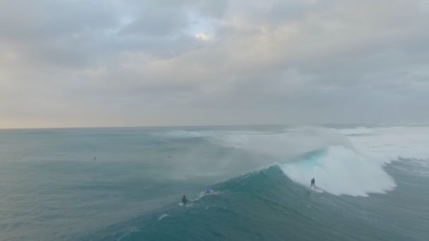 Surfista Cavalcando Grande Onda Sulla Spiaggia Sunset Alle Hawaii — Video Stock