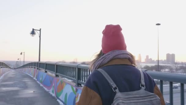 2018年1月在多伦多一座桥上行走的女人 日落之光 — 图库视频影像