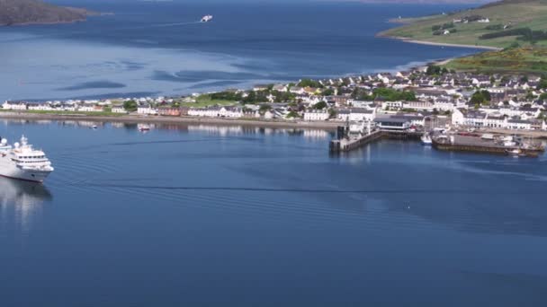 Hapag Lloyd Cruise Ship Hanseatic Αφικνούμενο Στο Loch Broom Ullapool — Αρχείο Βίντεο