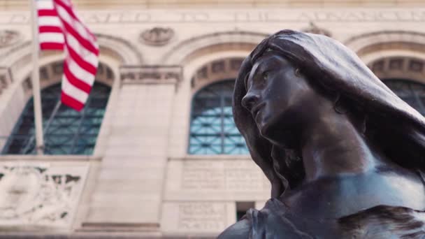 Uma Estátua Bronze Uma Mulher Olha Para Esquerda Frente Biblioteca — Vídeo de Stock