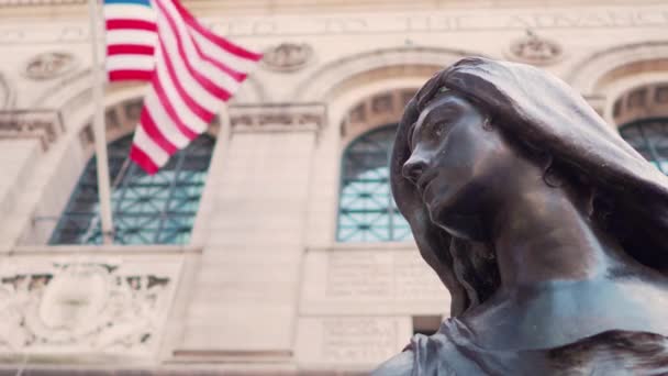 Uma Estátua Bronze Uma Mulher Olha Para Esquerda Frente Biblioteca — Vídeo de Stock