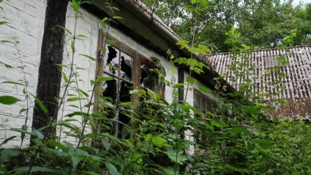 Opuszczony Stary Dom Poboczu Drogi Pozostawiony Zgnicia Dania — Wideo stockowe