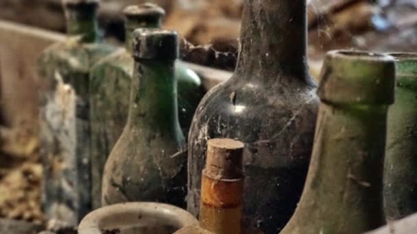 Viejas Botellas Encontradas Granero Abandonado — Vídeos de Stock