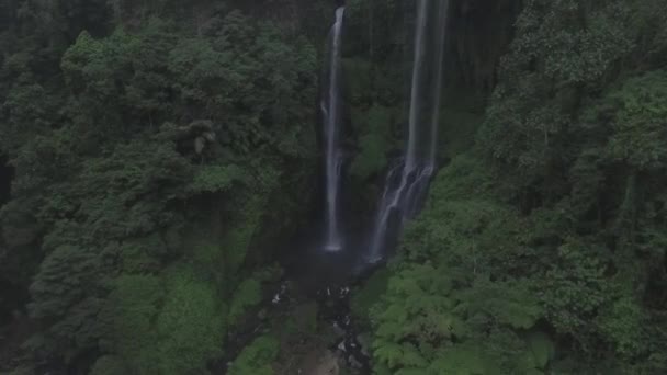 Pěkný vodopád drone střílet na Bali. Tohle je vodopád Sekumpul na severním Bali.