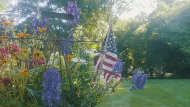 Vaso Flores Com Bandeira Americana Celebrando Julho — Vídeo de Stock