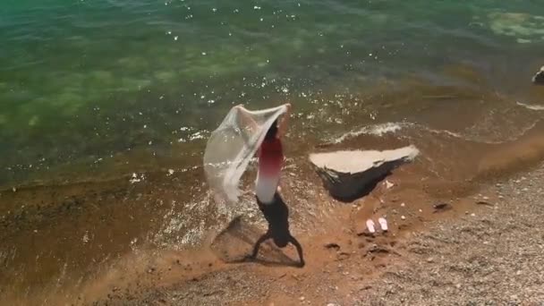 Vrouw Wandelen Het Strand Lake Michigan Illinois — Stockvideo