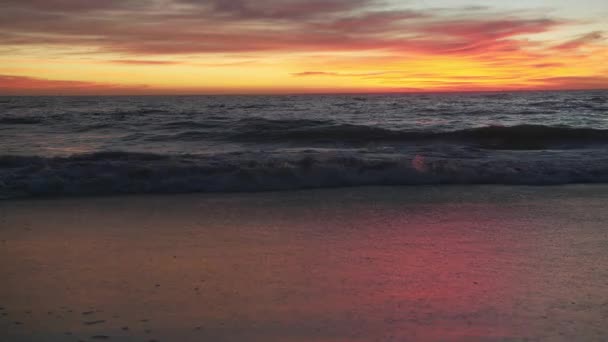 西オーストラリア州パースの海の上の日没時に波が衝突 — ストック動画