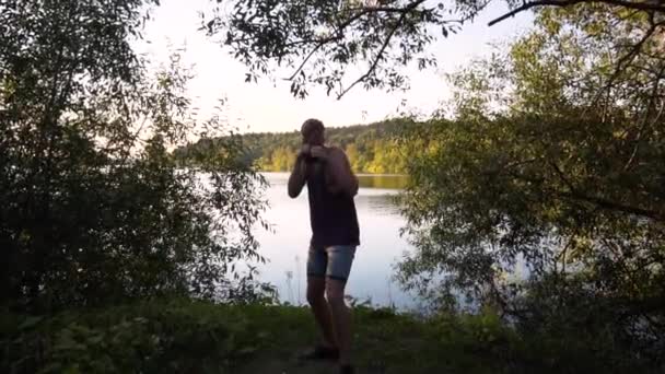 一个高个子白人男性 外面有满头胡须的影子盒 向拳击手移动的慢动作中的定格吉姆巴尔镜头 在瑞典的夏夜北欧拳击手在户外出汗 — 图库视频影像