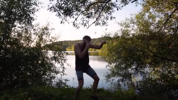 一个高大的北欧男人 外面有满头胡须的影子盒 平稳地滑行镜头从拳击手身边缓慢地移动 在瑞典的夏夜一个男性白人男性 — 图库视频影像