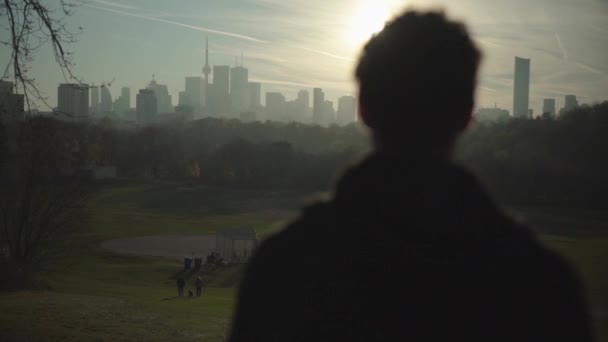 Young Adult Man Stands Looks City Skyline Distance Silhouette Millénaire — Video