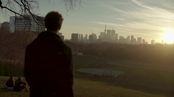 Mooie Skyline Van Toronto Bij Zonsondergang Met Silhouet Van Een — Stockvideo