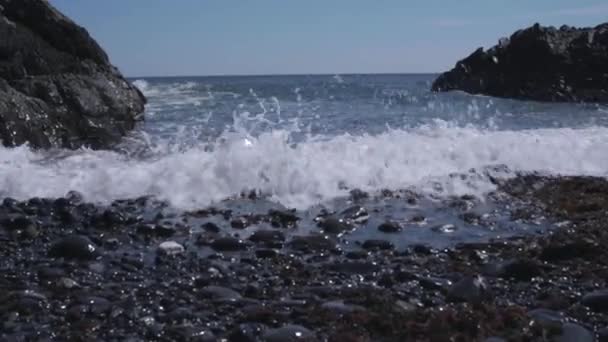 Golven Die Breken Een Rotsachtige Strand — Stockvideo