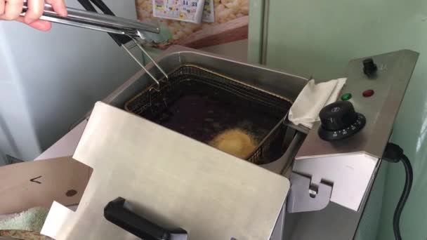 一位女士正在用一台机器用滚烫的油煎一个油炸冰淇淋 — 图库视频影像