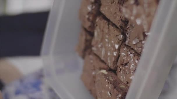 Äta Den Färdiga Brownie 60Fps Vertikal Film — Stockvideo