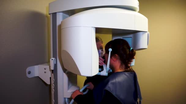 Kvinnlig Patient Som Tar Panoramaröntgen Med Kvinnlig Assistent — Stockvideo