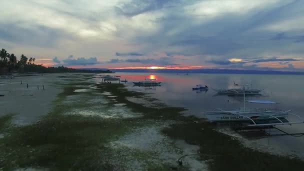 Pôr Sol Nublado Com Reflexão — Vídeo de Stock