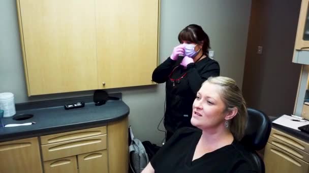 Paciente Higienista Femenina Hablando Sala Examen — Vídeos de Stock