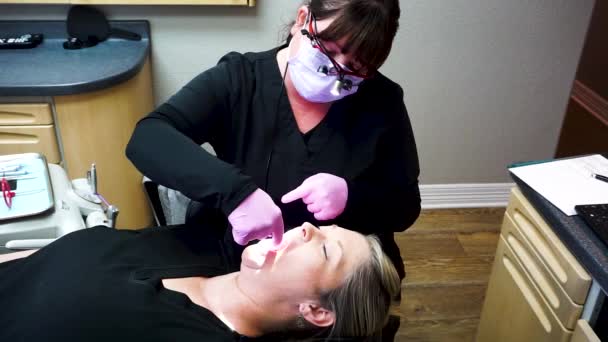 Kunjungan Kantor Gigi Dengan Pasien Perempuan Dan Higienis Perempuan Skrining — Stok Video