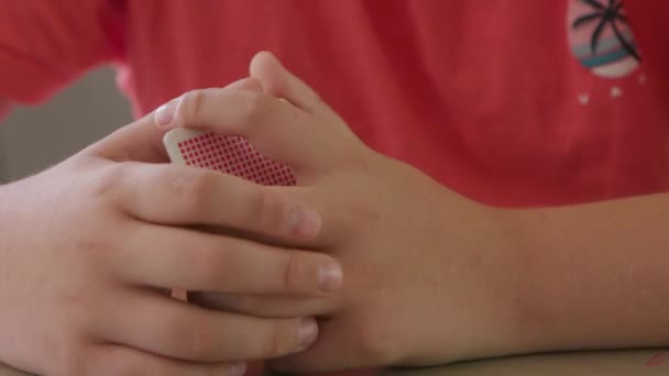 Teen Chlapec Hraje Rummy Uspořádá Své Karty Ruce Jak Kamera — Stock video