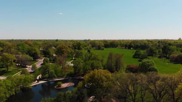 成熟した木々 澄んだ青い空 アヒルの池 噴水のある美しい近所の公園上の空中飛行 — ストック動画